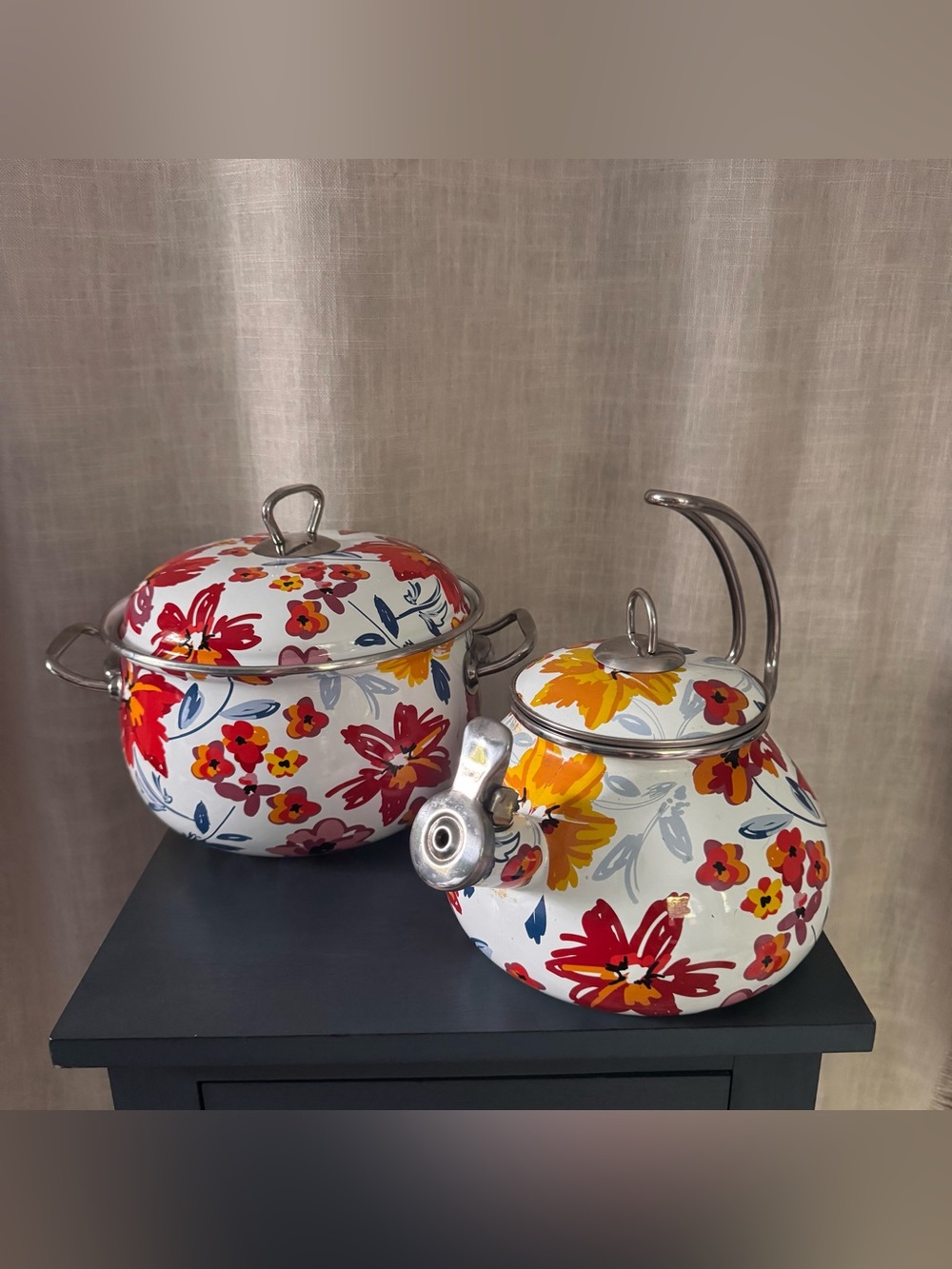 Crofton red floral 2.3 QT pot and tea kettle set